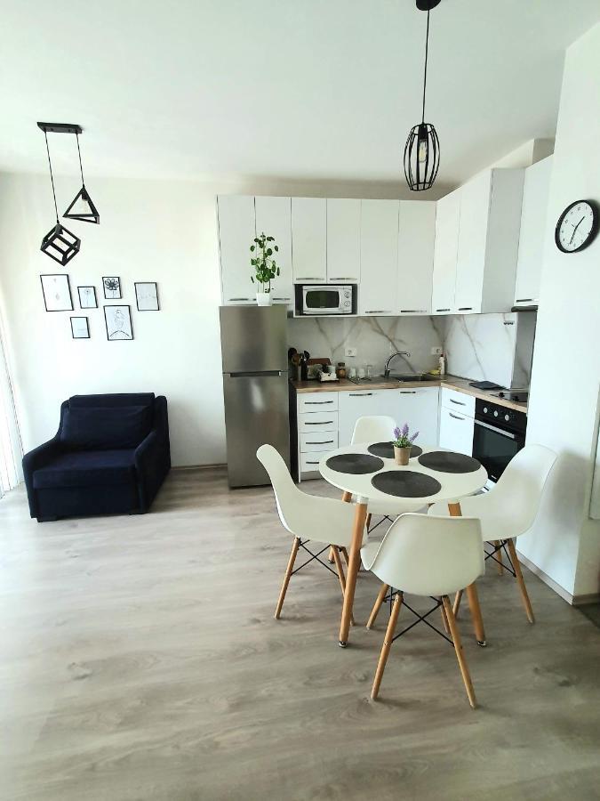 Rovena'S Apartment - Free Parking Tirana Esterno foto