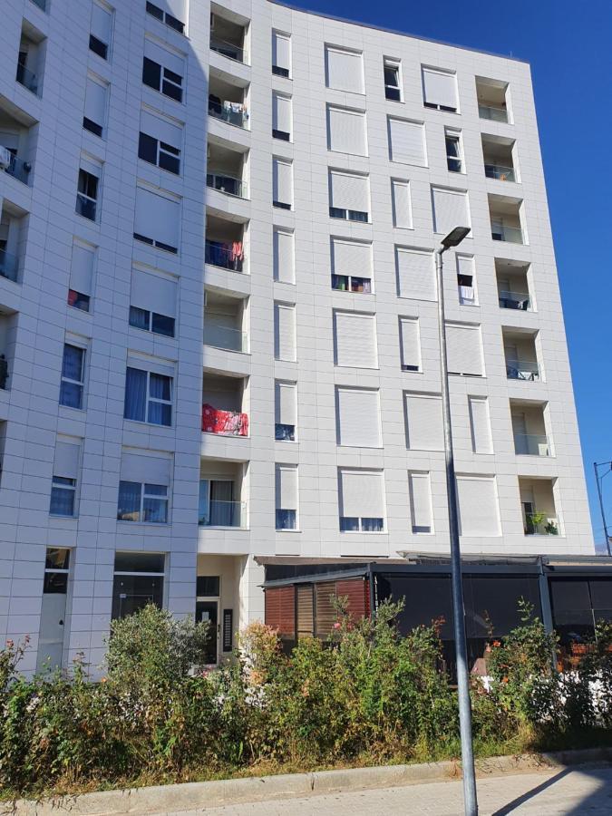 Rovena'S Apartment - Free Parking Tirana Esterno foto