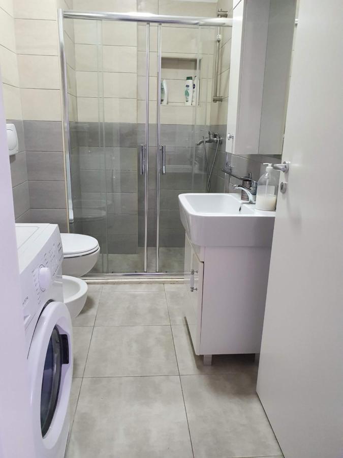 Rovena'S Apartment - Free Parking Tirana Esterno foto