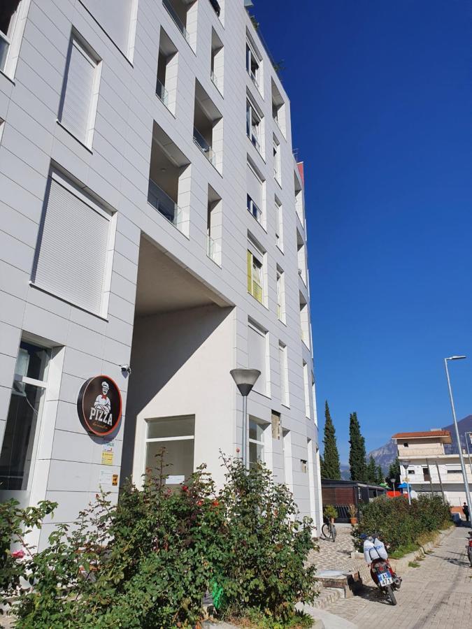 Rovena'S Apartment - Free Parking Tirana Esterno foto