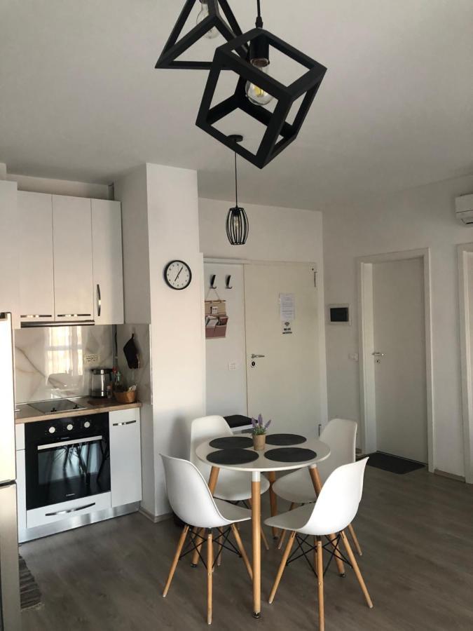 Rovena'S Apartment - Free Parking Tirana Esterno foto